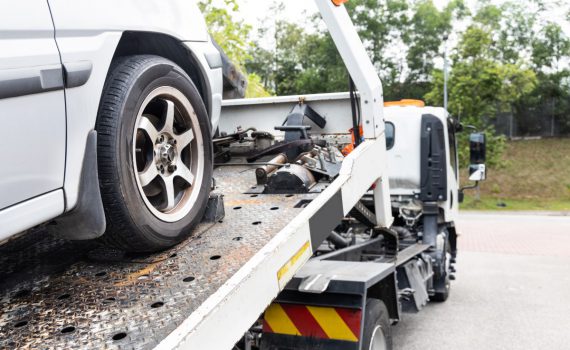 cable attached to broken down car being pulled ont 8HPFKKQ